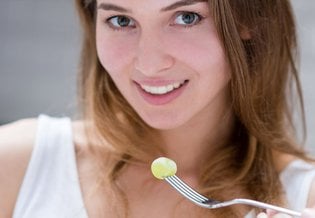 dieta na trądzik - Jakie pokarmy wywołują trądzik i czy lekarstwo na niego możesz znaleźć na własnym talerzu? | La Roche-Posay