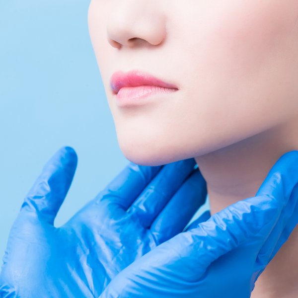 Krostki pod oczami | Szczoteczki do oczyszczania twarzy - czyli różne sposoby mycia twarzy - La Roche-Posay