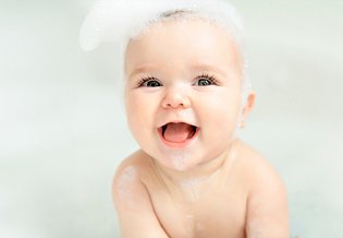 pierwsza kąpiel niemowlaka