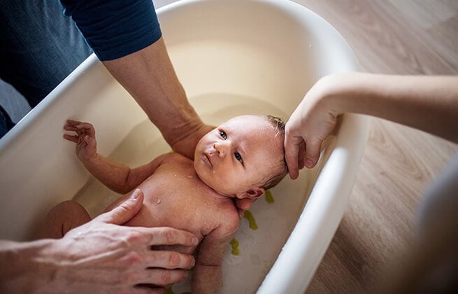Kąpiel niemowlaka w wannie