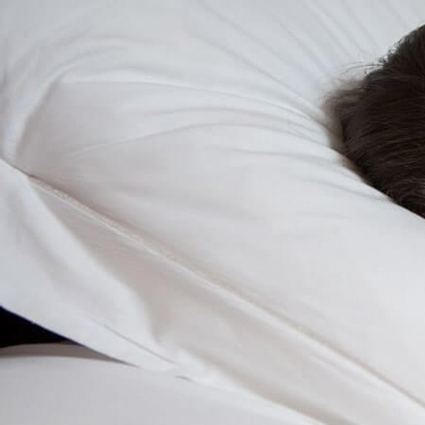 zdrowy sen a leczenie trądziku - Leczenie trądziku. Czy dobry sen poprawia wygląd skóry skłonnej do trądziku? | La Roche-Posay