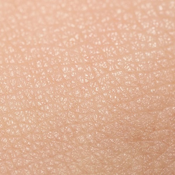 Zdarta skóra na twarzy | Uszkodzenie naskórka - jak przyspieszyć proces gojenia? - La Roche-Posay