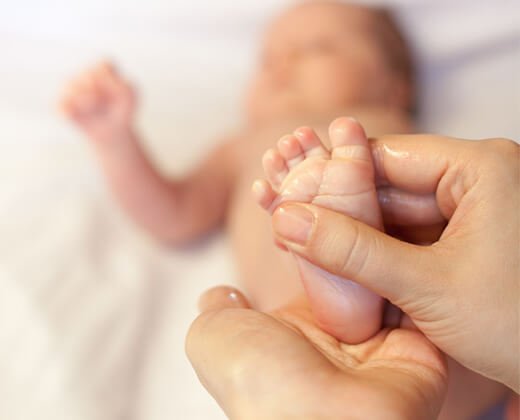 Aplikacja emolientów dla niemowląt połączona z masażem