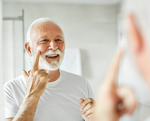 Mężczyzna korzystający z kremu przeciwzmarszczkowego dla mężczyzn 60+
