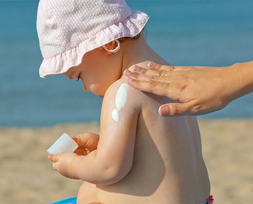 Ochrona niemowlęcia przed słońcem z La Roche-Posay - wybierz odpowieni krem z filtrem SPF50 dla niemowlęcia