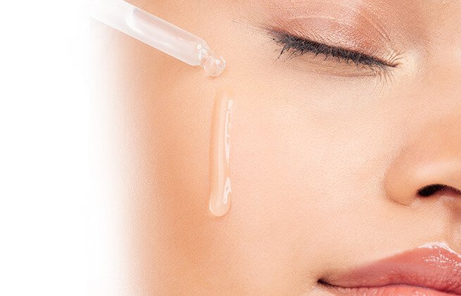 Serum z kwasem hialuronowym nakładane na twarz
