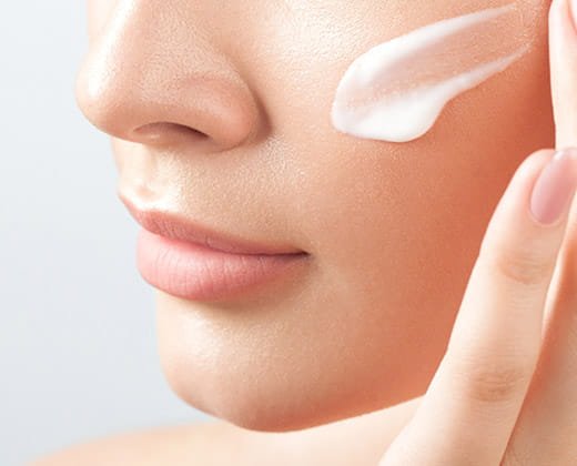 Aplikacja kremu na pękające naczynka na twarzy