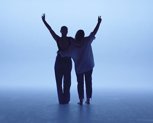 Kobieta przytulająca osobę chorującą na nowotwór