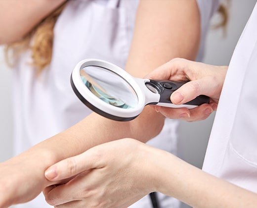 Badanie dermatologiczne diagnozujące rybią łuskę