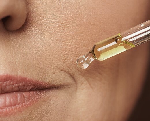 Aplikacja serum przeciwzmarszczkowego do twarzy
