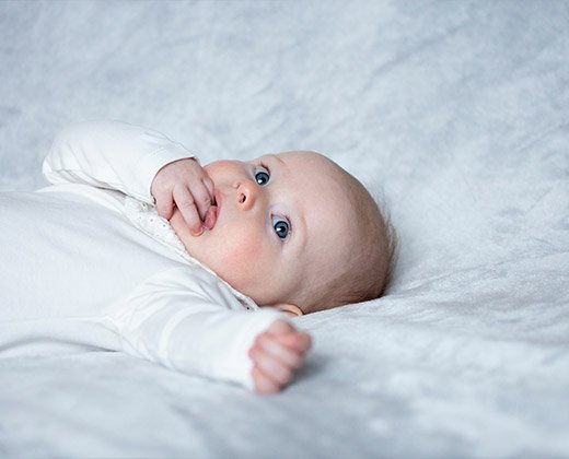 Niemowlę z wyleczonym trądzikiem niemowlęcym