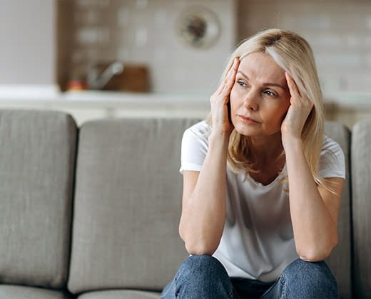 Smutna kobieta zmagająca się z trądzikiem odwróconym