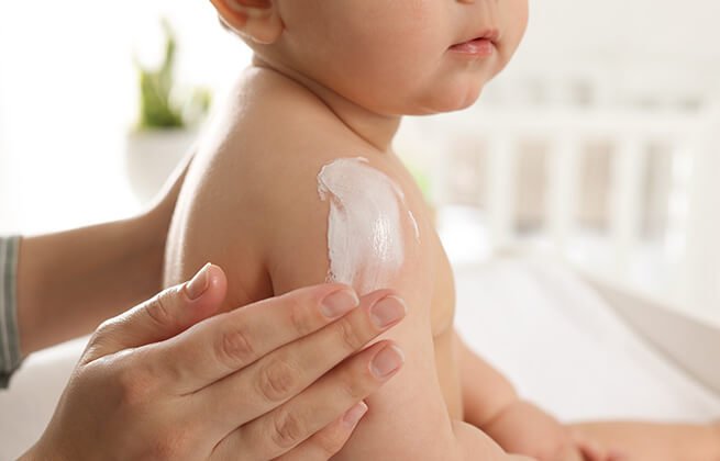 Ukojenie dla podrażnionej skóry dzieckaz kremem kojącym La Roche-Posay