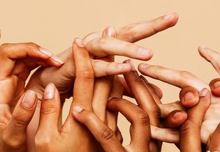 Swędzenie dłoni może być objawem poważniejszej choroby skórnej.