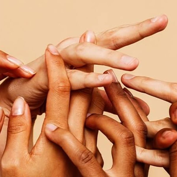 Swędzenie dłoni może być objawem poważniejszej choroby skórnej.