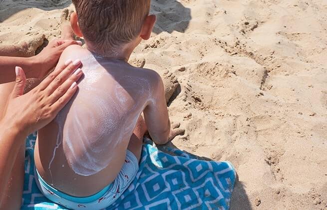 Dziecko kremowane balsamem z filtrem SPF50 dla dzieci