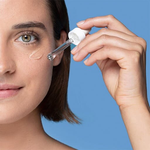 Jak aplikować serum przeciwzmarszczkowe pod oczy Hyalu B5 od La Roche-Posay 