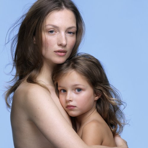 Zdjęcie matki z córką w artykule o egzemie na stronie marki La Roche-Posay