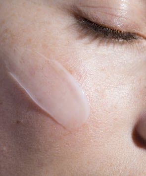 zobowiązania w kwestii bezpieczeństwa testowany alergologicznie model zbliżenie | La Roche Posay